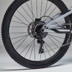 Bicicleta eléctrica de montaña de 29" con suspensión total - E-EXPL 500 S Gris Metalizado – Image 2