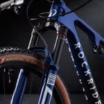 Bicicleta de montaña RACE 940 S LTD con suspensión total y cuadro de carbono XC, color azul – Image 14