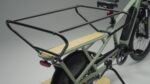 Bicicleta eléctrica de carga trasera R500E, color verde claro y con cola larga – Image 16
