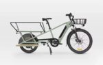 Bicicleta eléctrica de carga trasera R500E, color verde claro y con cola larga